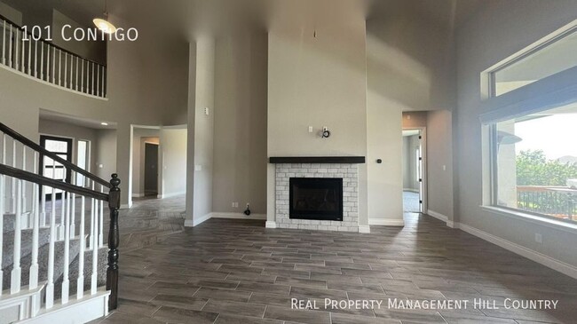 Building Photo - 101 Contigo-