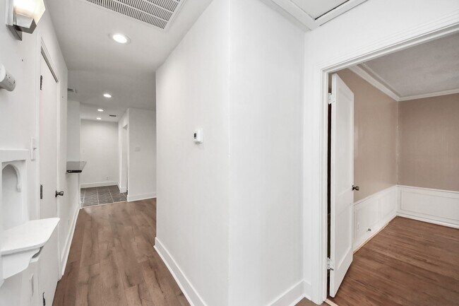 Building Photo - 7722 Elm St
