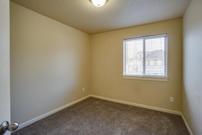 Building Photo - BEAUTIFUL THREE BEDROOM IN HAZEL DELL