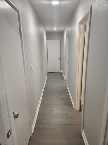 Building Photo - 1529 E Don St