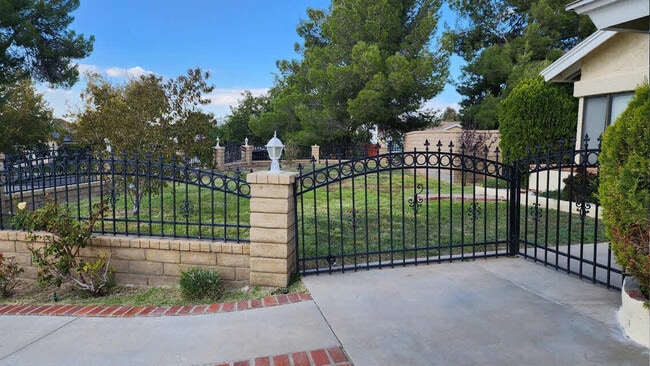 Building Photo - 36818 Little Leaf Dr