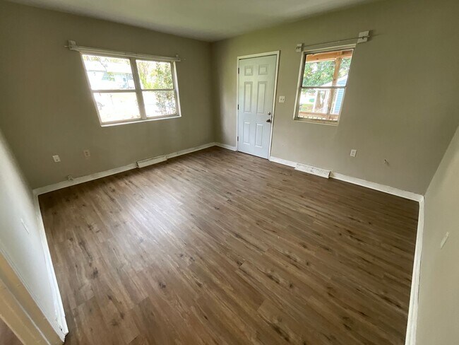 Building Photo - Near High Point University! Three bedroom cottage off University Pkwy in High Point