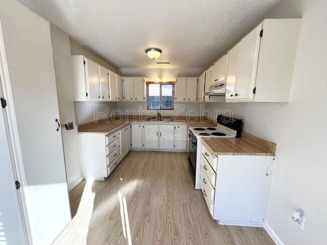 Building Photo - 687 Vallie Ct