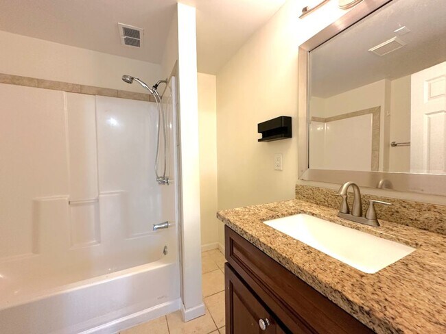 Building Photo - Updated 5 bedroom 2.5 bathroom home in Uni...