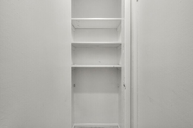 Building Photo - ¡Haz de este encantador estudio tu nuevo hogar!