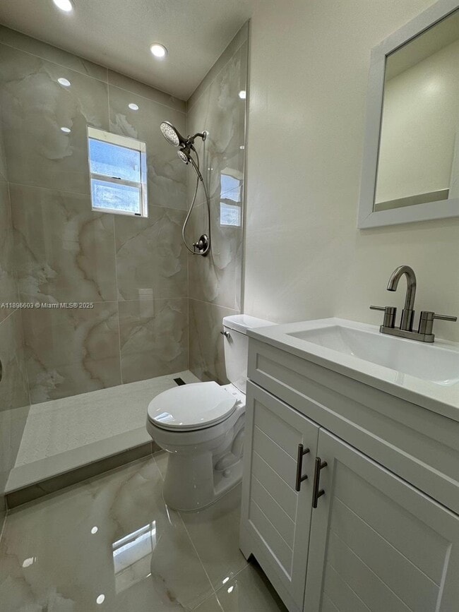 Building Photo - 821 Curtiss Dr