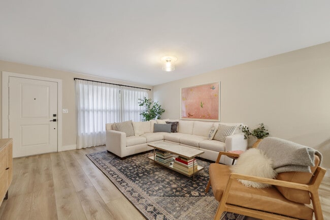 Building Photo - 6021 Bayview Dr