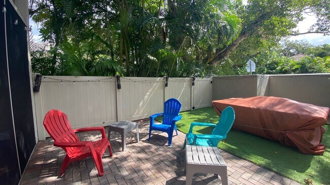 Building Photo - Charming 2/2 Seasonal Rental in Sarasota –...