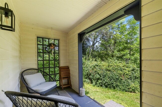 Building Photo - 1025 Sawkill Rd