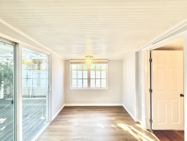 Building Photo - 713 Smith St