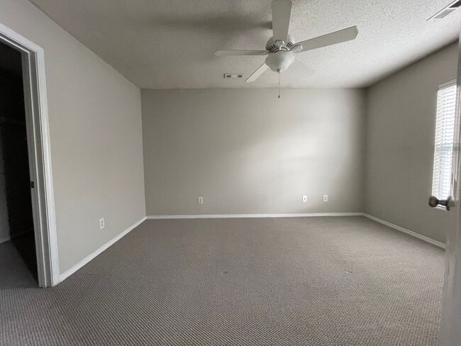 Building Photo - SPACIOUS 3bed/2.5bath TOWNHOME w/1st floor...