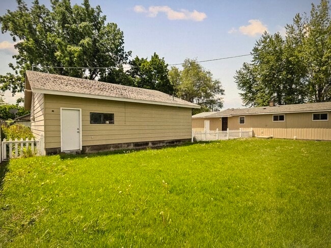 Building Photo - 1420 N Mesa Rd