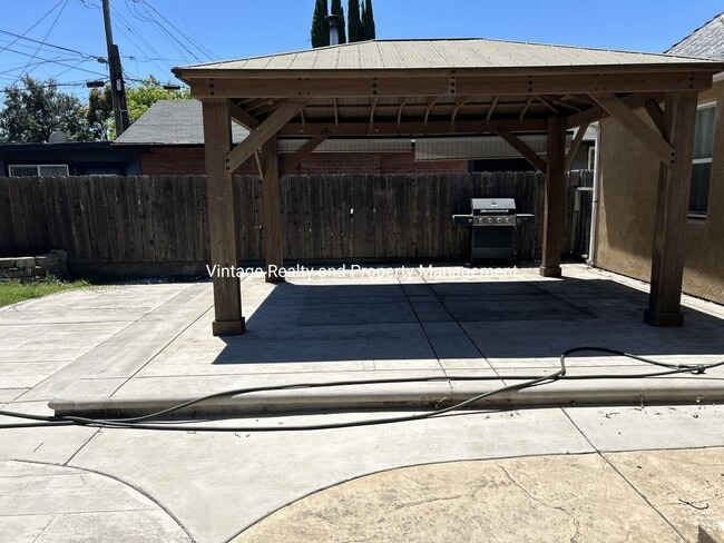 Building Photo - New On The Rental Market This Nice Single Story 3 Bedroom Home!!!