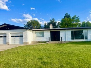 Building Photo - Very Large Ranch Style on South Hills