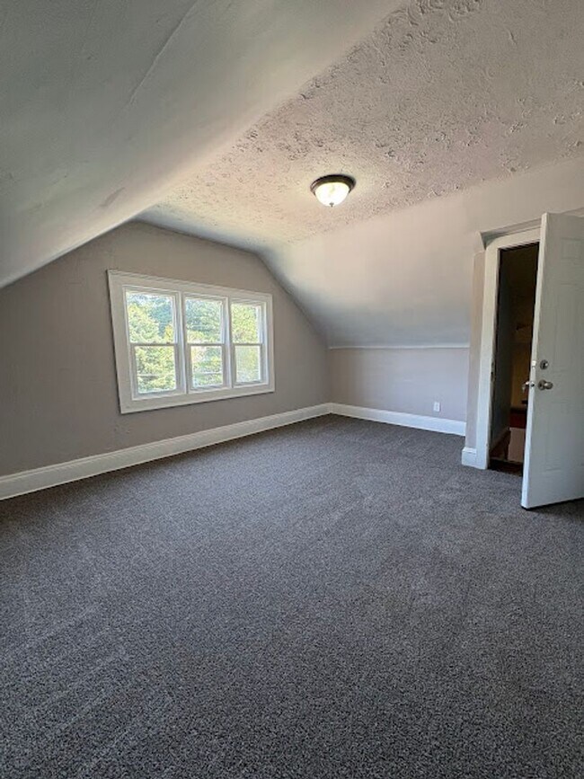 Building Photo - Pondview Triplex 360 Holdings