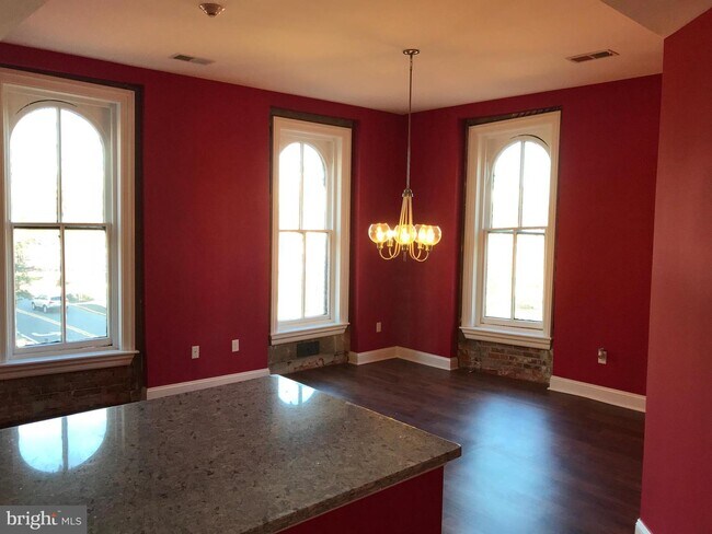 Building Photo - 2 W Loockerman St