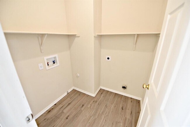 Building Photo - 105 Mesa Dr