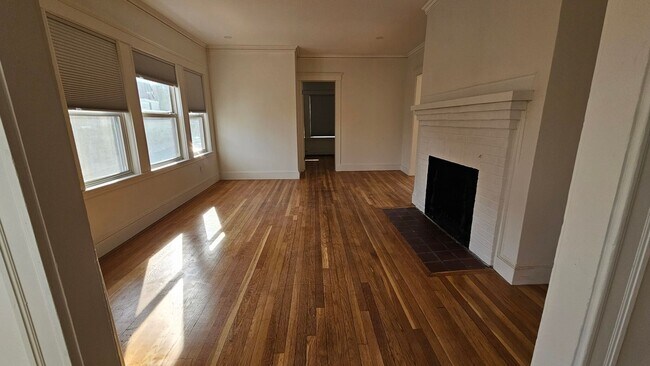 Building Photo - Must see! BRAND NEW RENOVATION! In-Unit La...