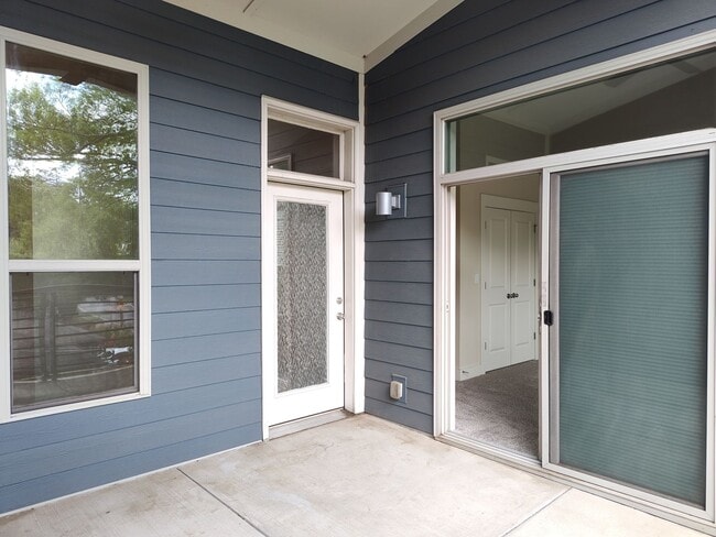 Building Photo - Move-In Ready Townhome located in the Stee...