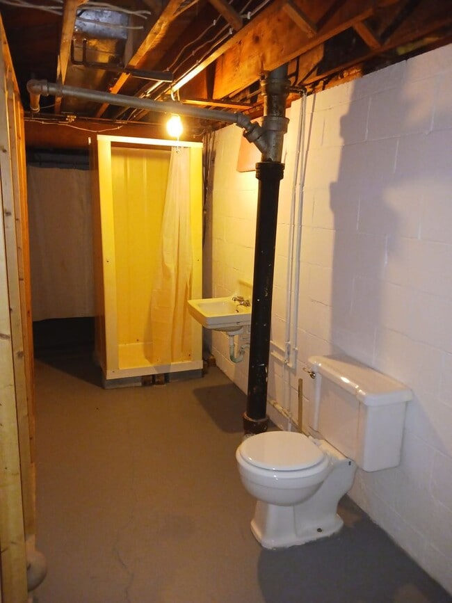 Building Photo - Beautiful 2 bed 2 bath home with large lot...