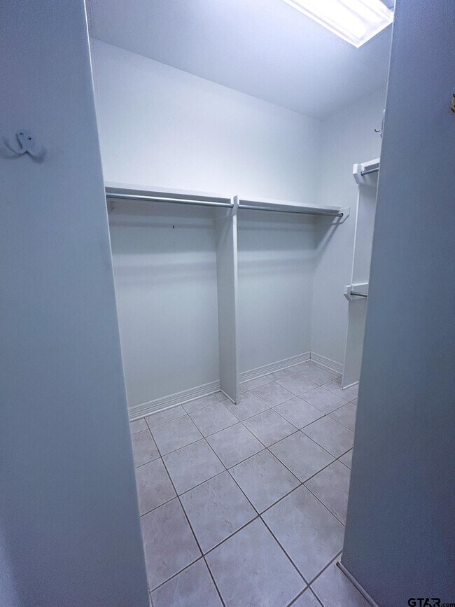 Building Photo - 704 Shiloh Ridge St