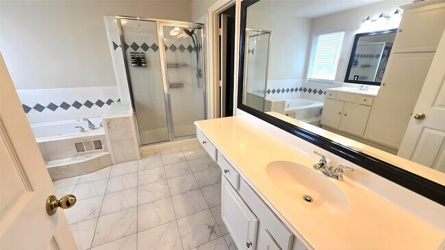 Building Photo - 7511 S Linpar Ct