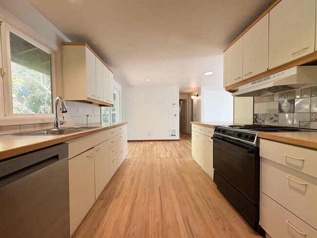 Building Photo - 3060 Onyx St