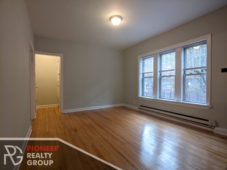 Building Photo - 634 W Barry Ave