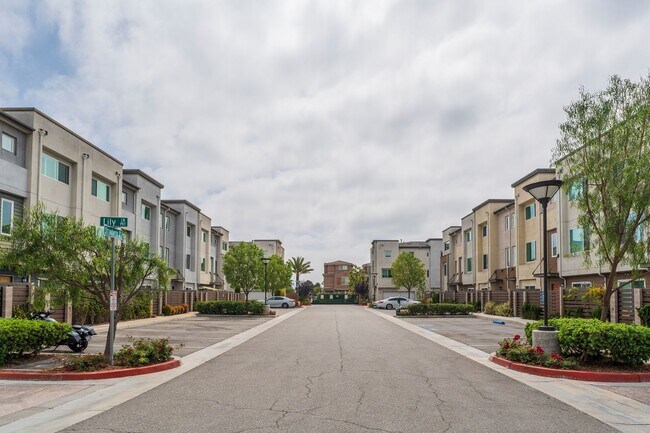 Building Photo - Beautiful Gardena Condominium in Gated Com...