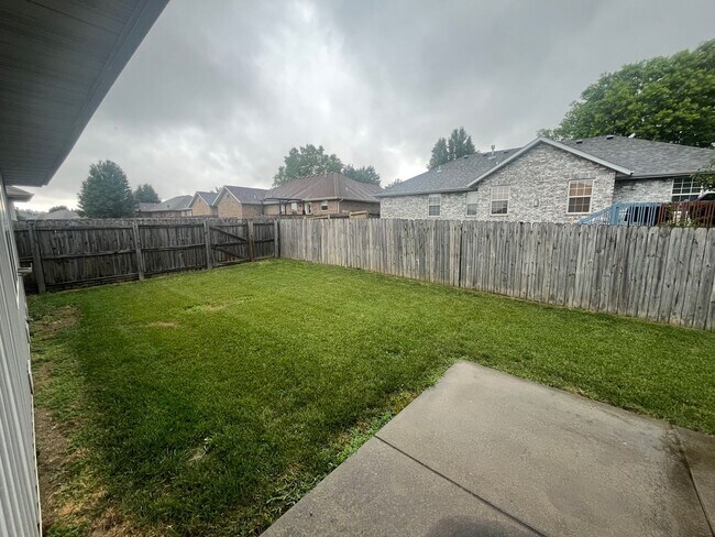 Building Photo - WOW! Look at this property ! You cant beat this price!