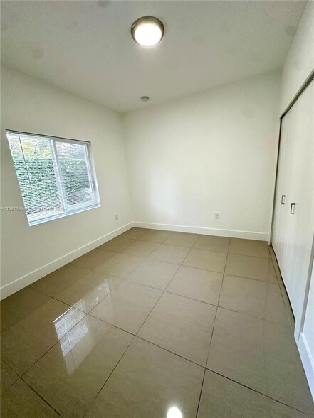 Building Photo - 14890 NE 10th Ave