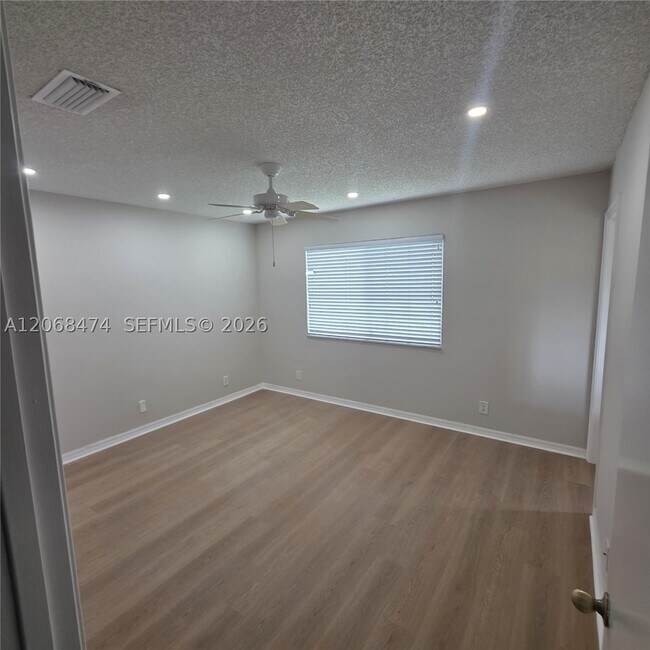 Building Photo - 4730 Lago Vista Dr