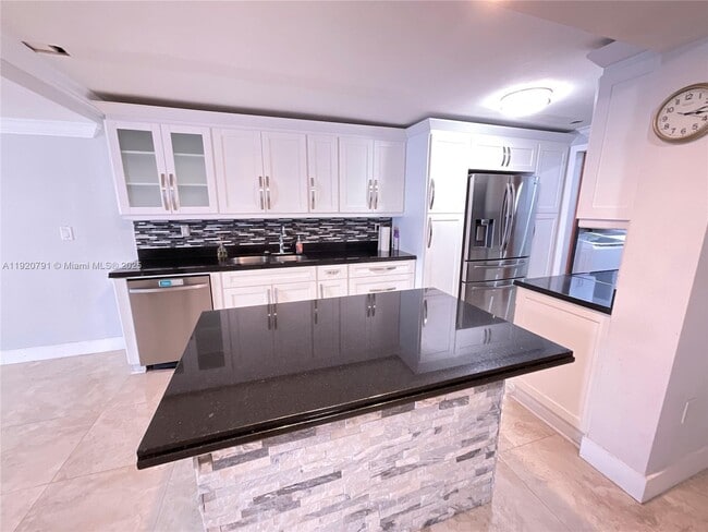 Building Photo - 936 W 79th Pl