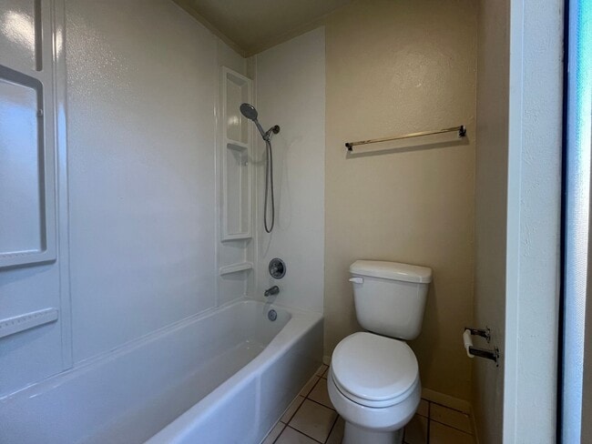 Building Photo - Southside Duplex w/ Two Car Garage