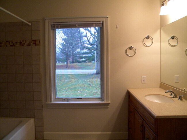 Building Photo - 2010 S Race St