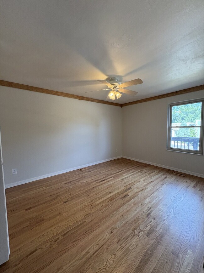 Building Photo - 5 Bedroom - Pulpit Rock