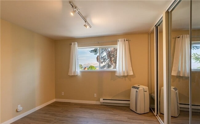 Building Photo - Beautiful 1 bed/1 bath condo, located clos...