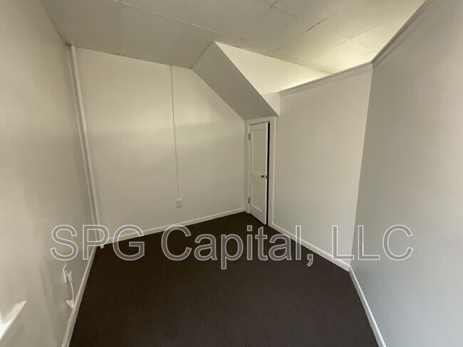 Building Photo - 9-12 Center Square