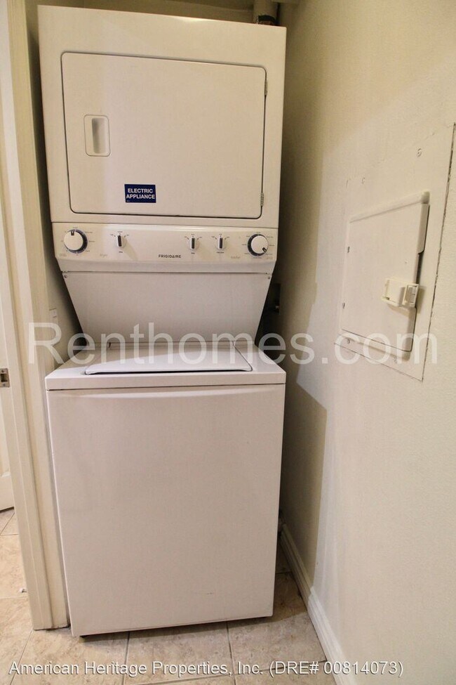 Building Photo - 2 br, 2 bath House - 9929 Erma Road #103