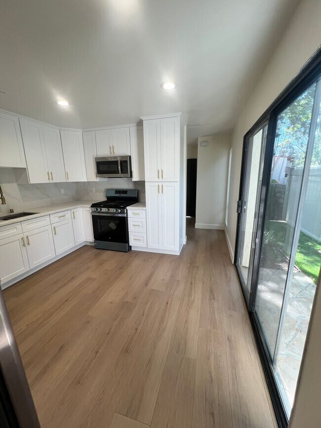 Building Photo - Thousand Oaks - 3 bedroom, 2.5 bath in the...