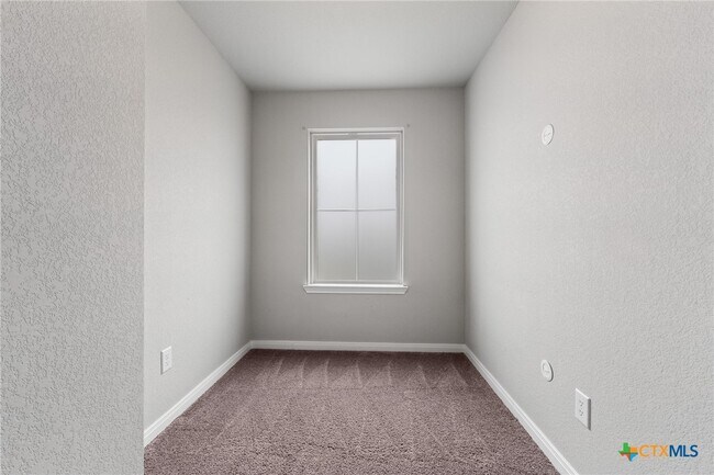 Building Photo - 6206 Golden Gate Dr