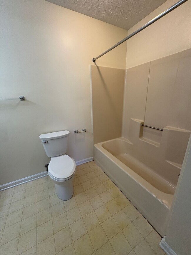 Building Photo - Spacious split level in Campell County near Waterlick/Leesville Rd