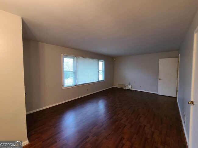 Building Photo - 2691 Fernwood Ave