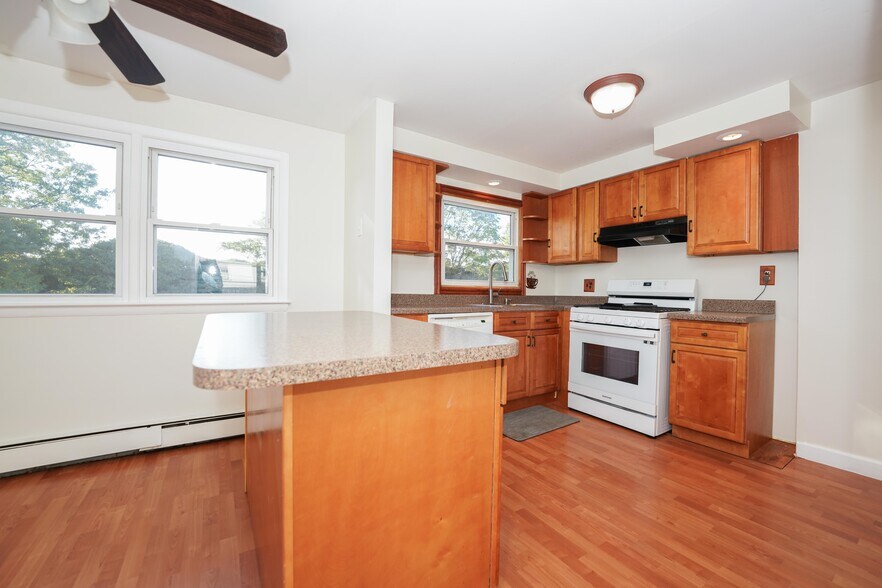 Movable island - 142 Maple Ave