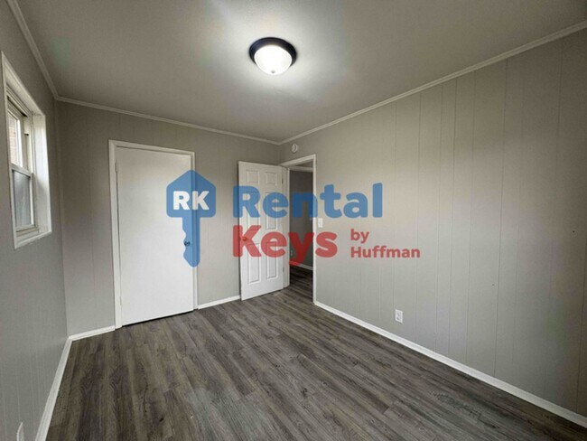 Building Photo - Three Bedroom Duplex