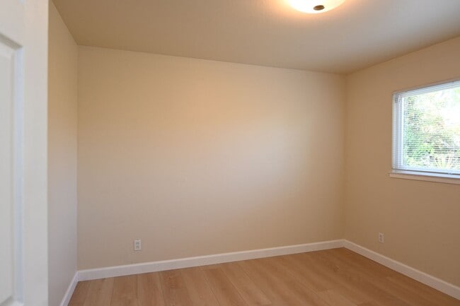 Building Photo - Beautiful home with AC in PRIME Santa Clara location - 3 bd / 2 bath coming soon!
