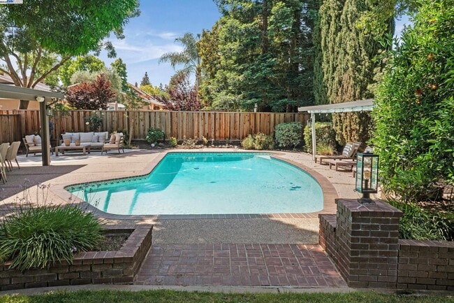 Building Photo - 519 Ellesmere Dr