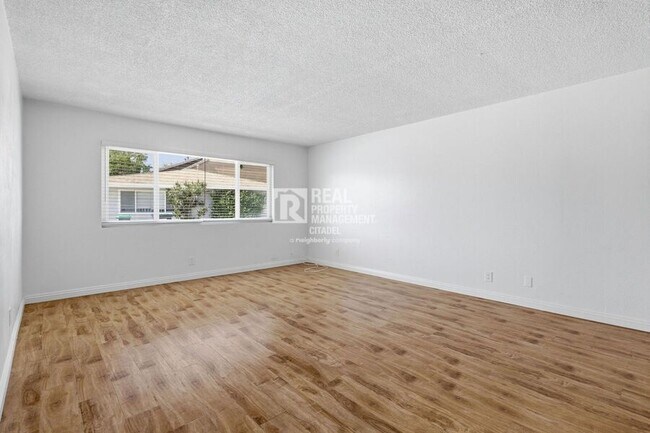 Building Photo - 186 E 21st St