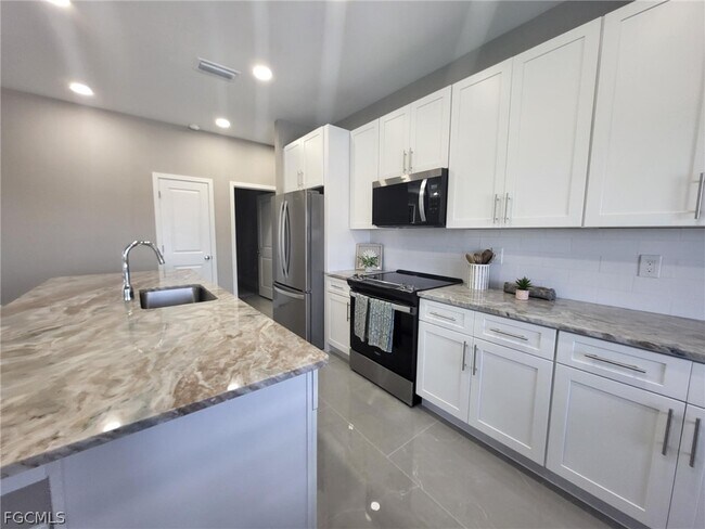 Building Photo - 654 NE 5th Pl