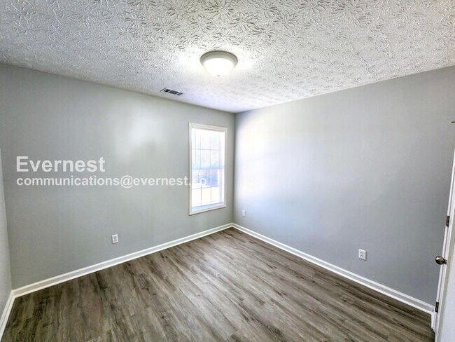 Building Photo - 511 White Oak Dr